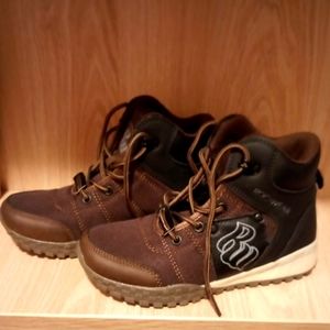 Boys rocawear shoes.